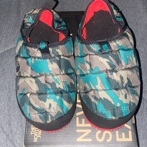 North face hardbottom slippers